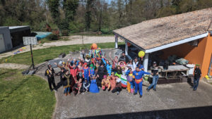 Le groupe de résidents au foyer de la Ballastière à Libourne déguisés à l'occasion du Carnaval