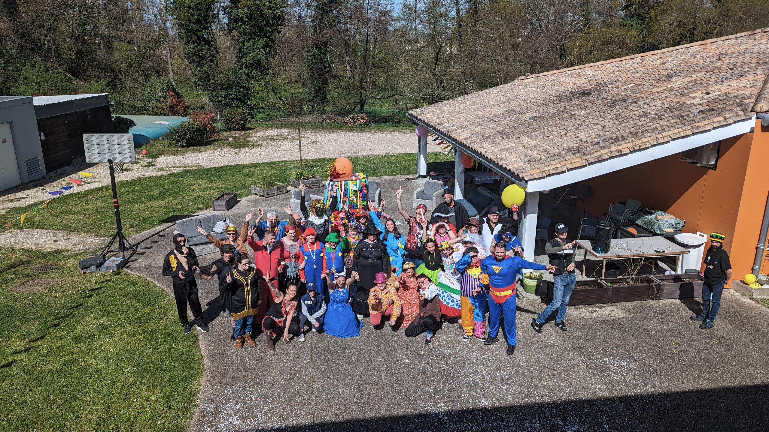 Le groupe de résidents au foyer de la Ballastière à Libourne déguisés à l'occasion du Carnaval