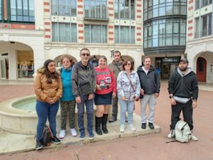 Un groupe de personnes est en promenade en ville