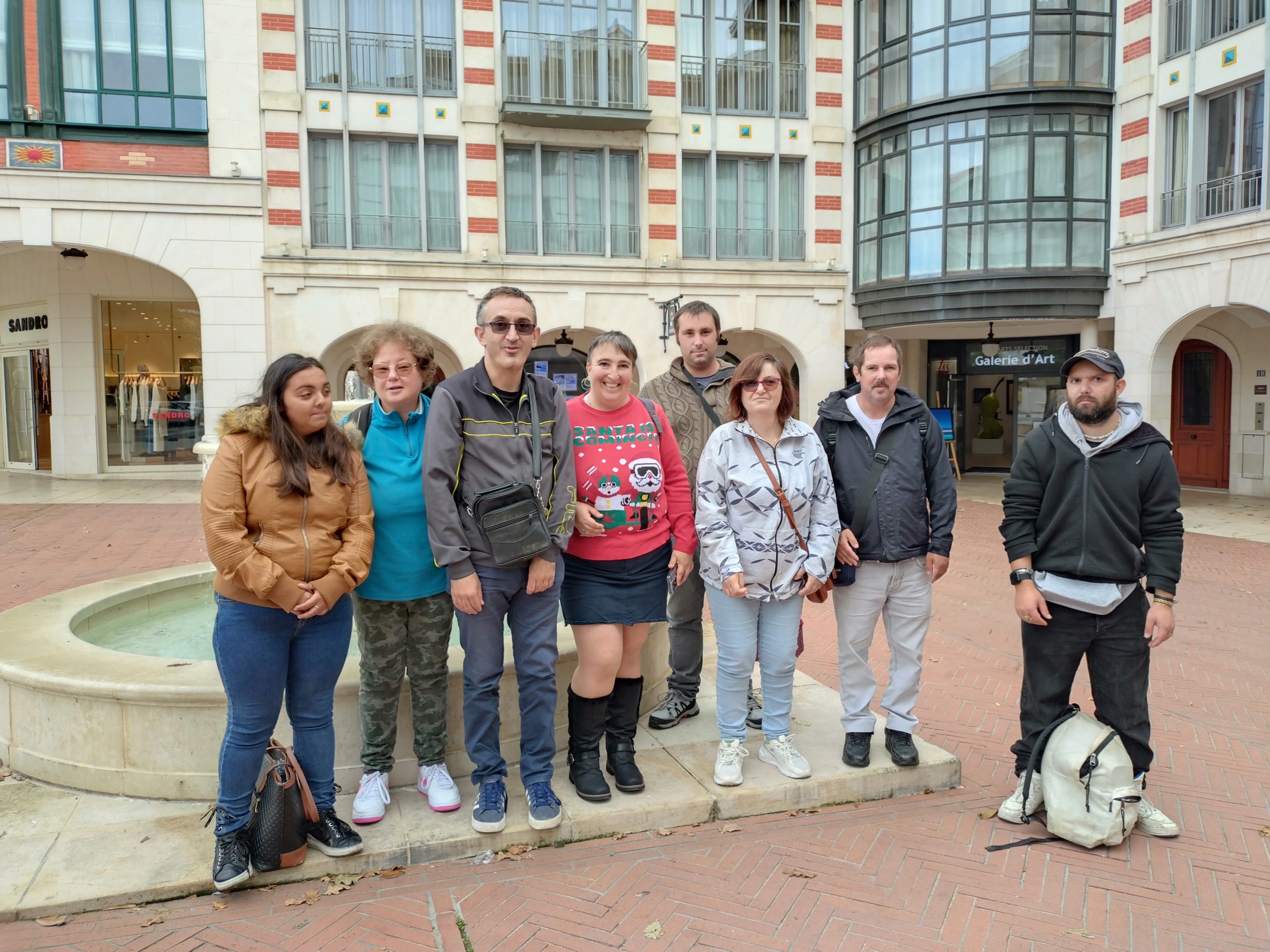 Un groupe de personnes est en promenade en ville